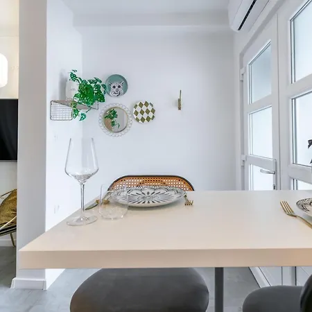 Apartment Smile, Near & Center, Free Parking, Balcony *