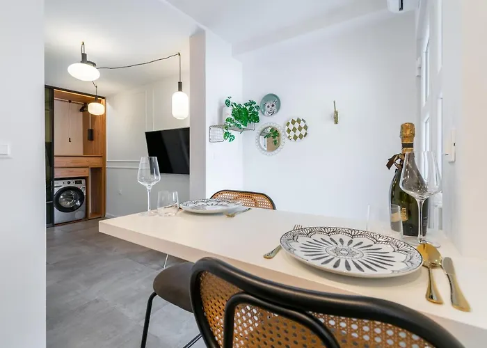 Smile, Near & Center, Free Parking, Balcony Apartment *