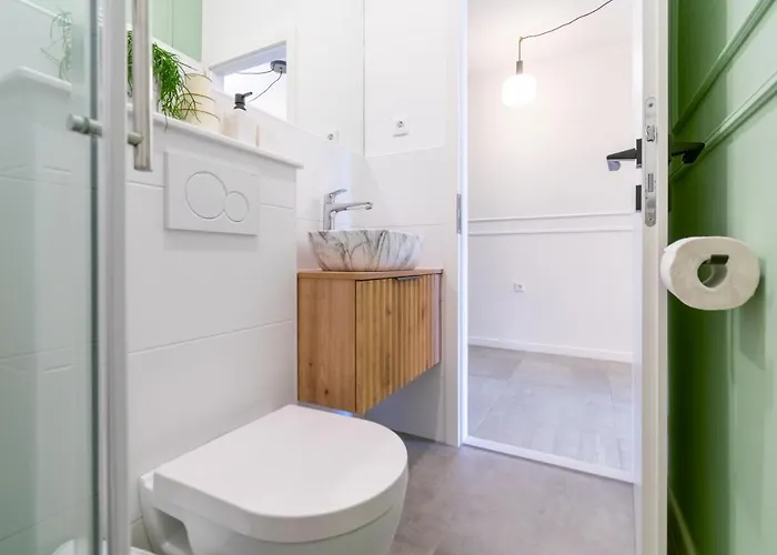 Smile, Near & Center, Free Parking, Balcony Apartment *